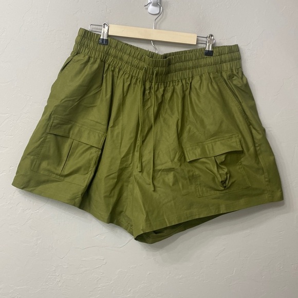 Fabletics Camden cargo short green size 1X.NWT. - Picture 1 of 9